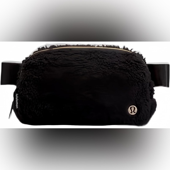 lululemon athletica Handbags - NWOT Lululemon Athletica Everywhere fluffy bag